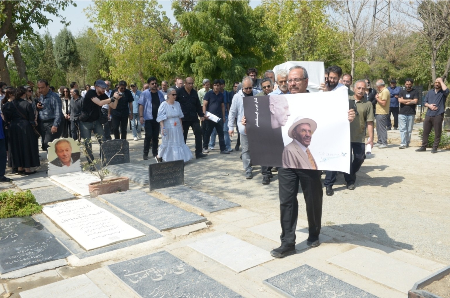 نمایی از مراسم یادبود جواد مجابی — تصویر 3